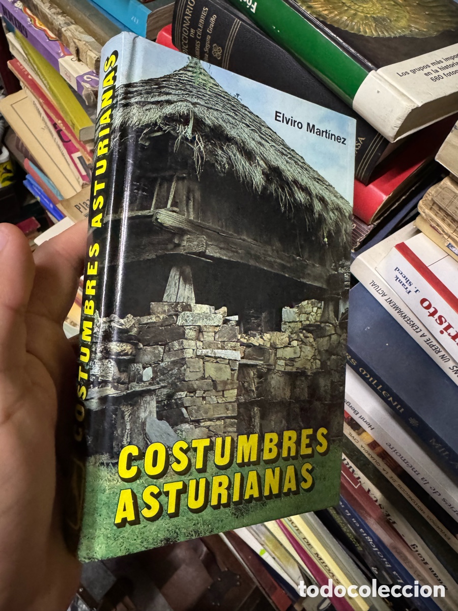Libros de segunda mano: Costumbres asturianas Elviro Mart&iacute;nez - Foto 1