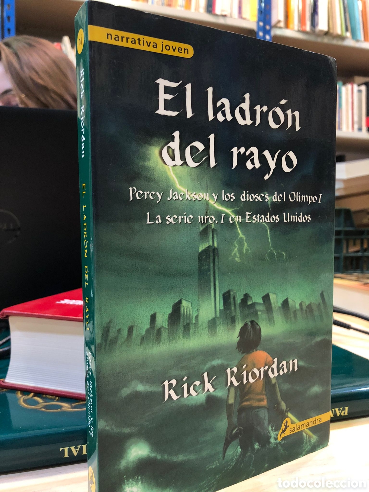 Libros de segunda mano: El ladr&oacute;n del rayo - Rick Riordan - Foto 1