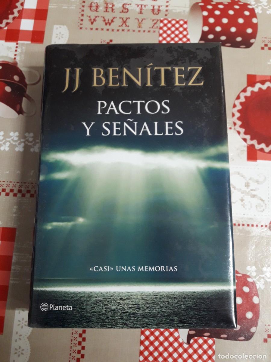Libros de segunda mano: Pactos y se&ntilde;ales. J. J. Ben&iacute;tez. - Foto 1