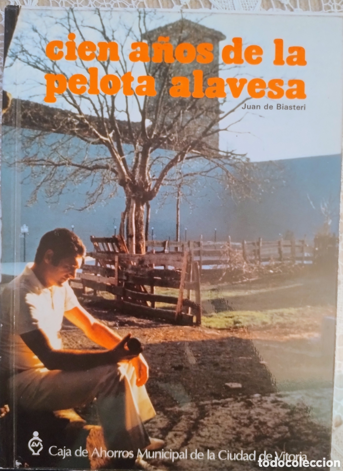 Libros de segunda mano: CIEN A&Ntilde;OS DE LA PELOTA ALAVESA - Foto 1