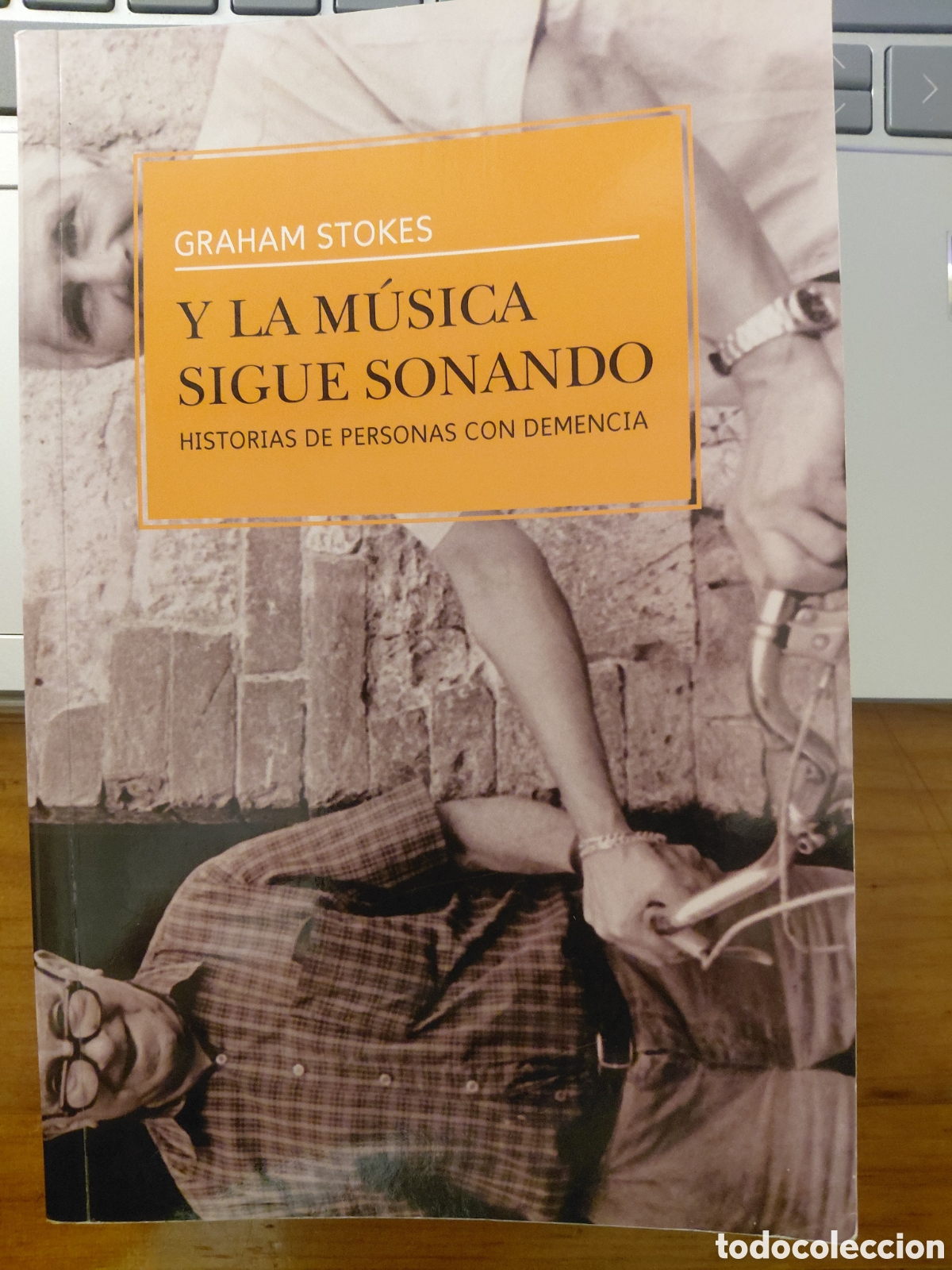 Libros de segunda mano: Y la m&uacute;sica sigue sonando, Graham Stokes - Foto 1