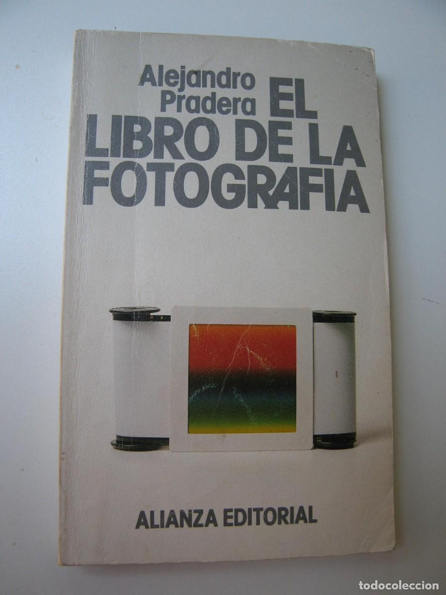 Libros de segunda mano: Libro de bolsillo El Libro de la Fotografia Editorial Alianza 1990 - Foto 1