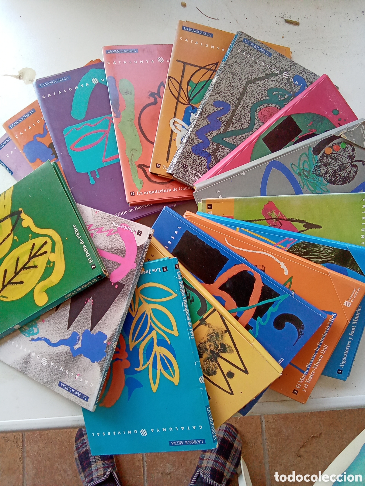 Libros de segunda mano: CATALUNYA UNIVESAL. COMPLETA 16 CARPETAS (11X15) LA VANGUARDIA