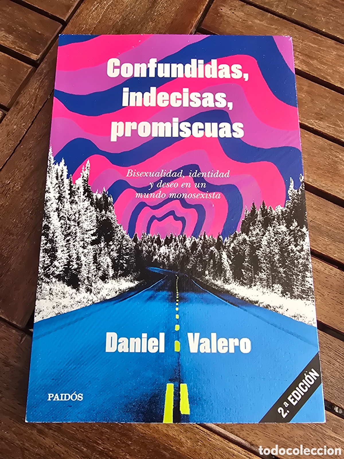 Libros de segunda mano: Confundidas, indecisas, promiscuas Bisexualidad, identidad y deseo Valero, Daniel PAIDOS 2025