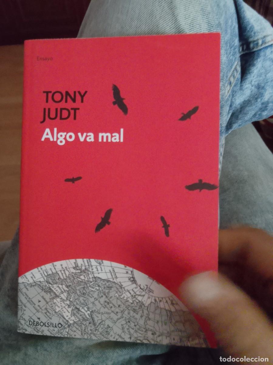 Libros de segunda mano: Algo va mal tony judt debolsillo - Foto 1