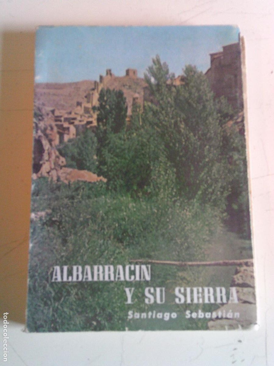 Libros de segunda mano: Gu&iacute;a artistica de Albarrac&iacute;n y su Sierra 1970