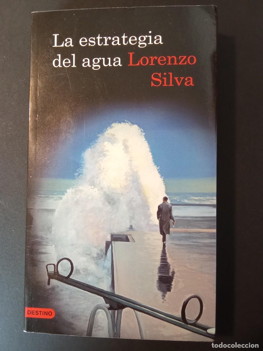 Libros de segunda mano: LORENZO SILVA.- La estrategia del agua. Destino (2010). 23 cm. 380 p&aacute;ginas. xxx gramos. Encuadernaci