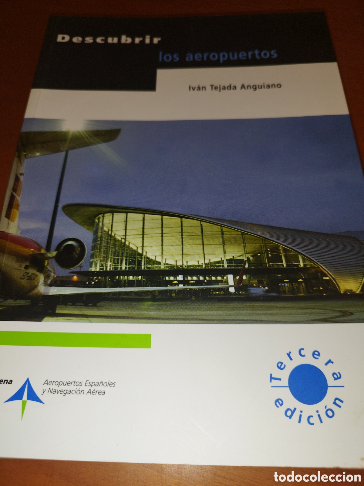 Libros de segunda mano: DESCUBRIR LOS AEROPUERTOS.- IV&Aacute;N TEJADA ANGUIANO. ED. AENA, 2008. ILUSTRADO.