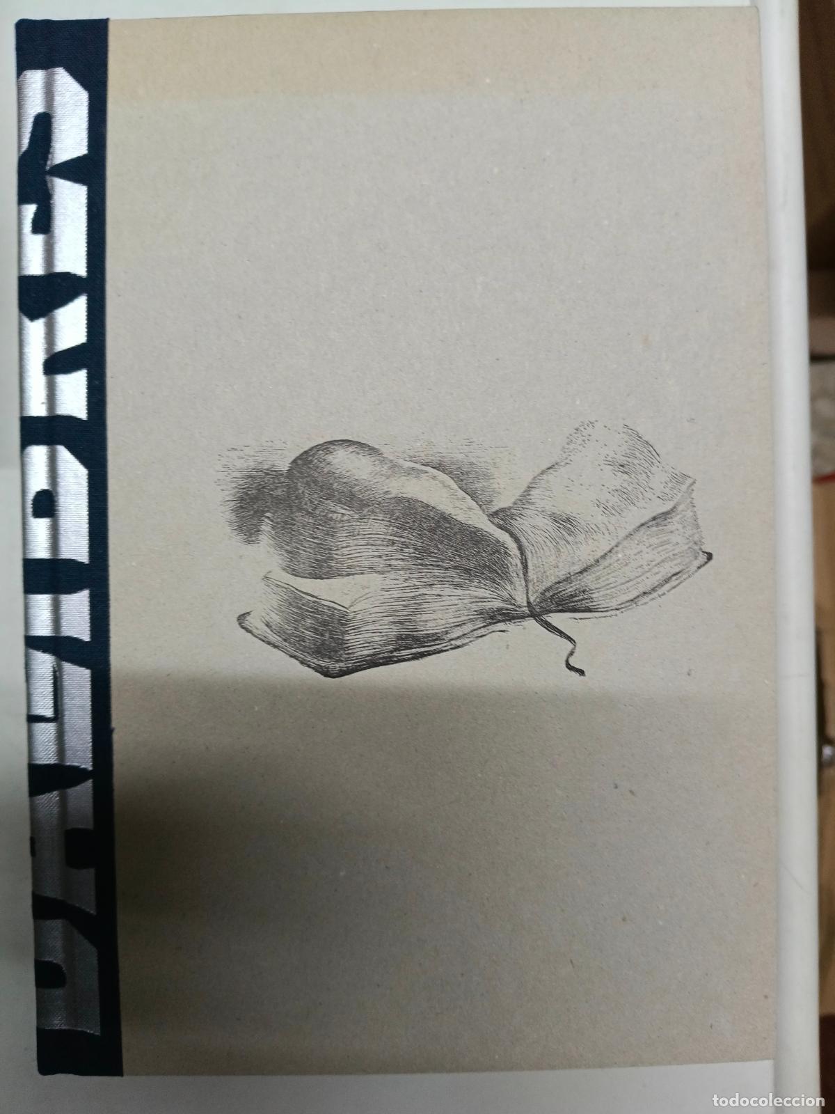 Libros de segunda mano: Dallibres. Museu Castell Gala Dal&iacute;, 2005. Pluriling&uuml;e. Fotograf&iacute;as de Dal&iacute; y su biblioteca personal