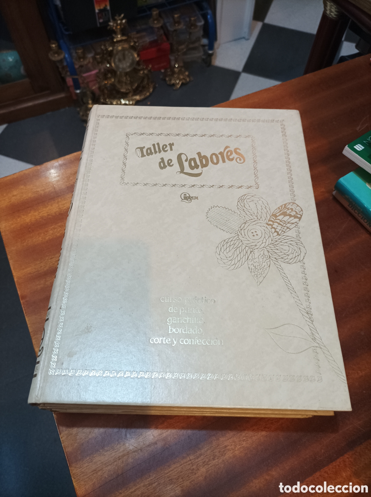 Libros de segunda mano: TALLER DE LABORES.CURSO PR&Aacute;CTICO DE PUNTO, GANCHILLO, BORDADO,CORTE Y CONFECCI&Oacute;N.. QU&Oacute;RUM 3TOMOS.