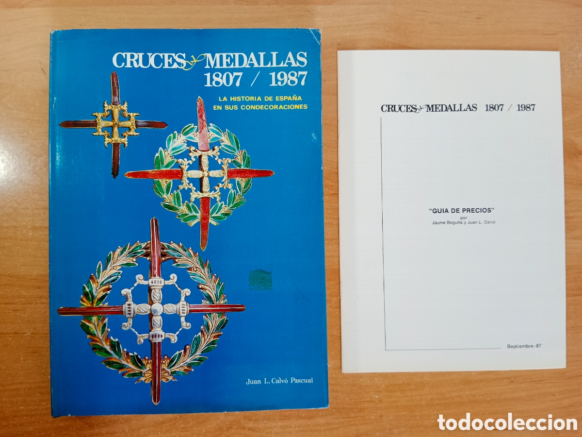 Libros de segunda mano: CRUCES Y MEDALLAS 1807/1987, LA HISTORIA DE ESPA&Ntilde;A EN SUS CONDECORACIONES, JUAN CALV&Oacute; PASCUAL