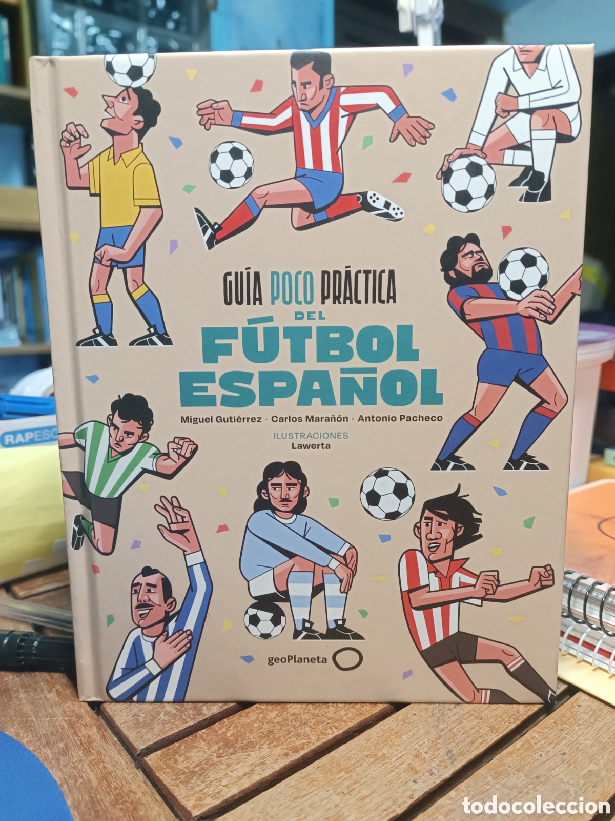 Libros de segunda mano: Guia poco pr&aacute;ctica del f&uacute;tbol lawerta Miguel Guti&eacute;rrez geoplaneta lunwerg deportes