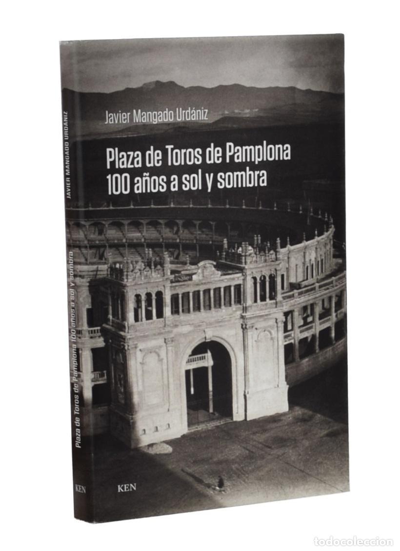 Libros de segunda mano: PLAZA DE TOROS DE PAMPLONA. 100 A&Ntilde;OS A SOL Y SOMBRA. UNA HISTORIA ILUSTRADA (Y DESENFADADA) DE NUEST