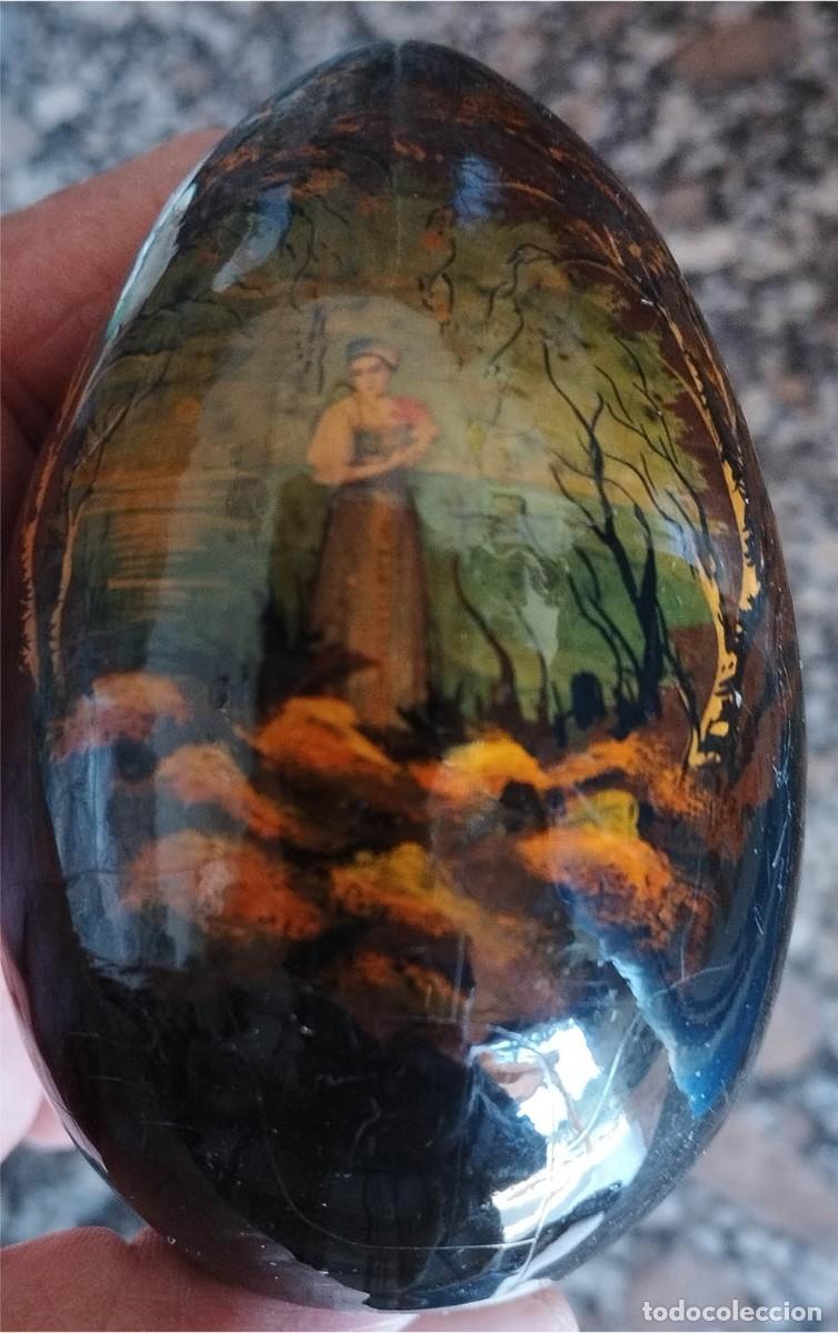 Libros de segunda mano: ANTIGUO HUEVO RUSO MADERA LACADA Y PINTADO A MANO MIDE 9 CM DE ALTO POR 6 DE DI&Aacute;METRO