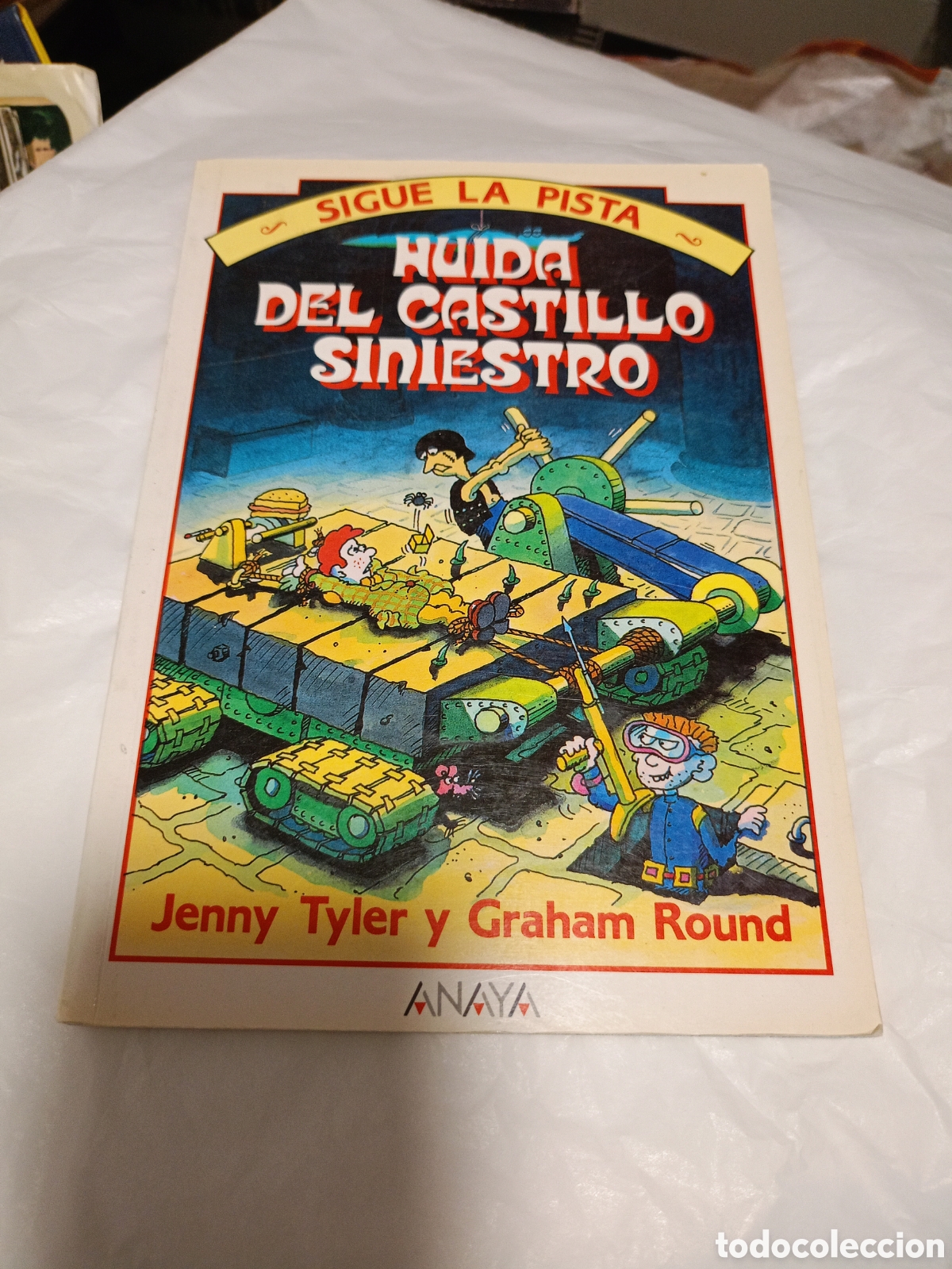 Libros de segunda mano: SIGUE LA PISTA: HUIDA DEL CASTILLO SINIESTRO. JENNY TYLER Y GRAHAM ROUND. ANAYA 1986