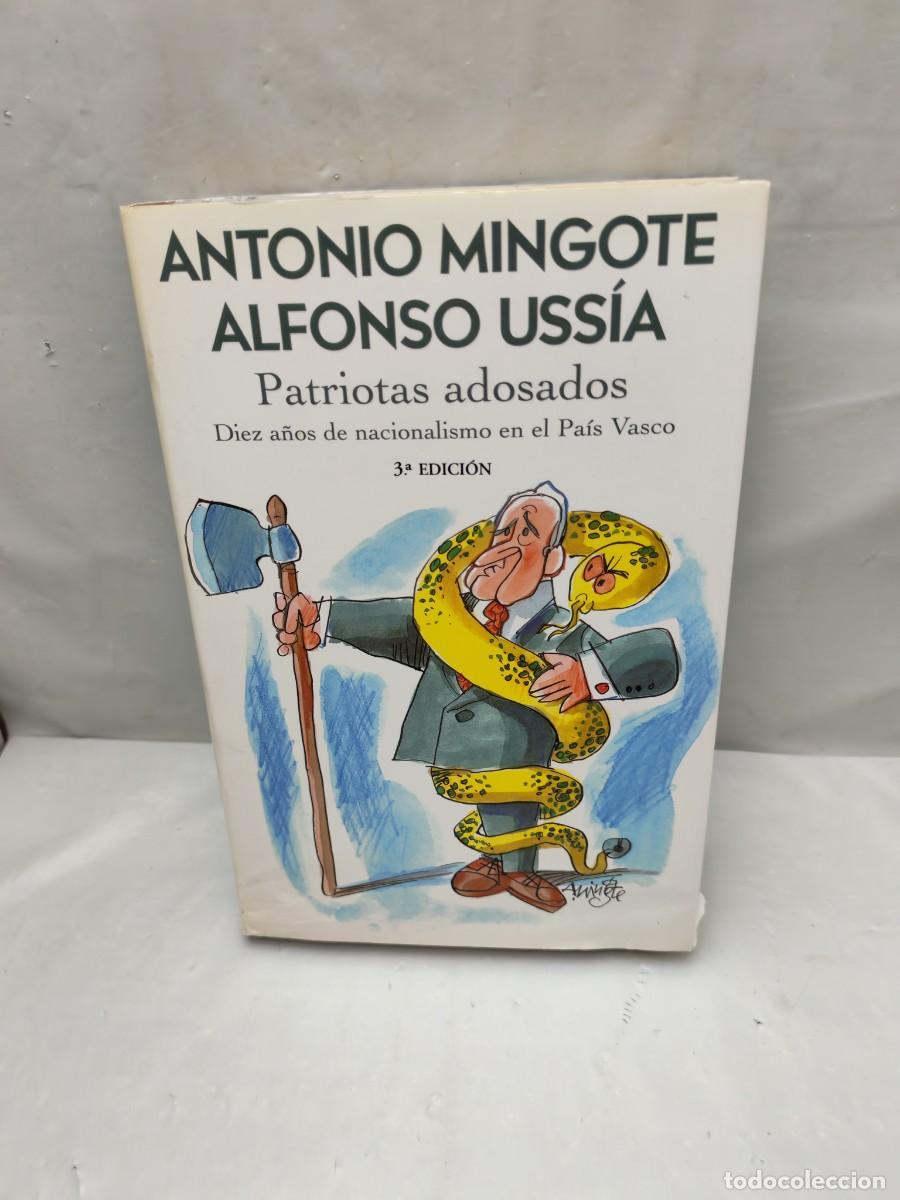 Libros de segunda mano: Patriotas Adosados (Dedicatoria y firmas aut&oacute;grafas de Alfonso Uss&iacute;a y Antonio Mingote + dibujo)