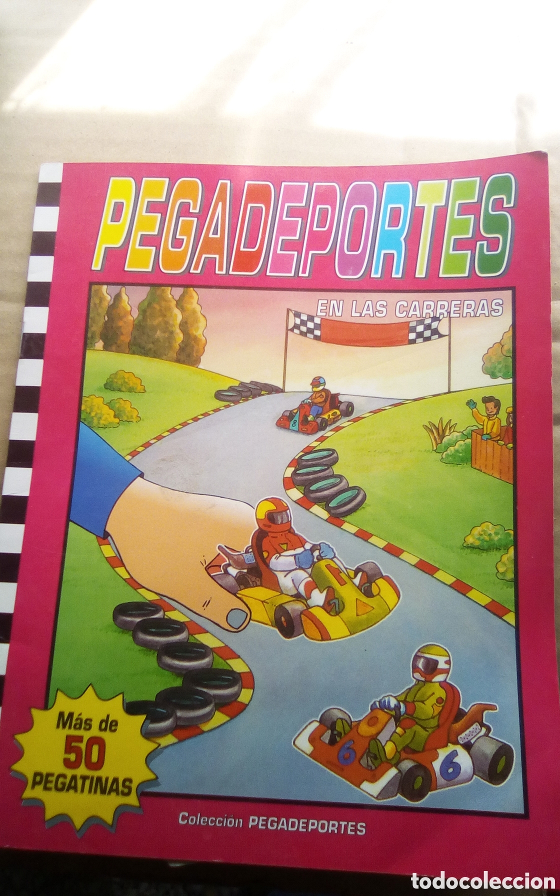 Libros de segunda mano: Pegadeportes, en las carreras. Ediciones Salda&ntilde;a. Ilustraciones Jordi Busquets. A&ntilde;os 90s. Pegatinas