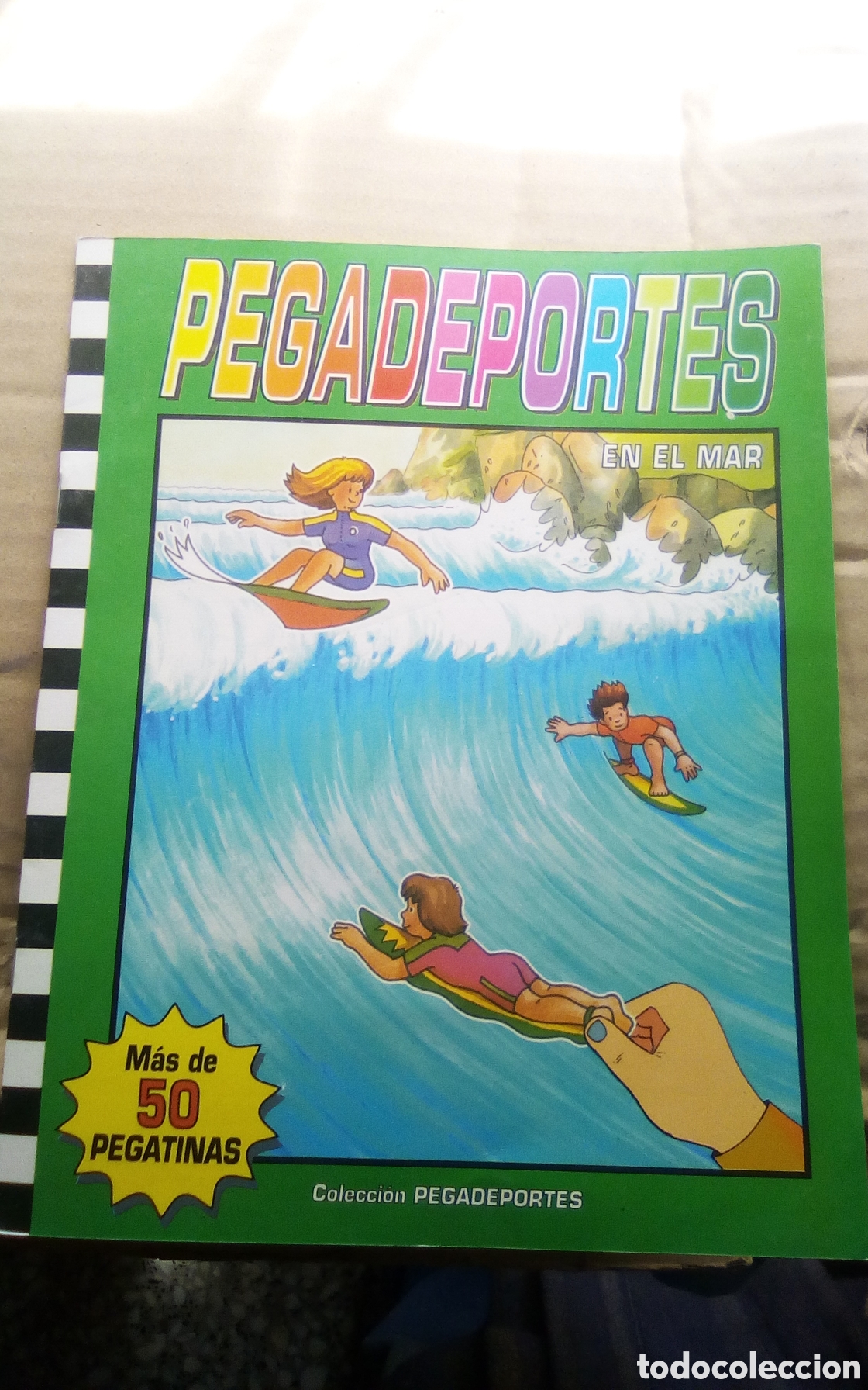 Libros de segunda mano: Pegadeportes, en el mar.. Ediciones Salda&ntilde;a. Ilustraciones Jordi Busquets. A&ntilde;os 90s. Pegatinas usada