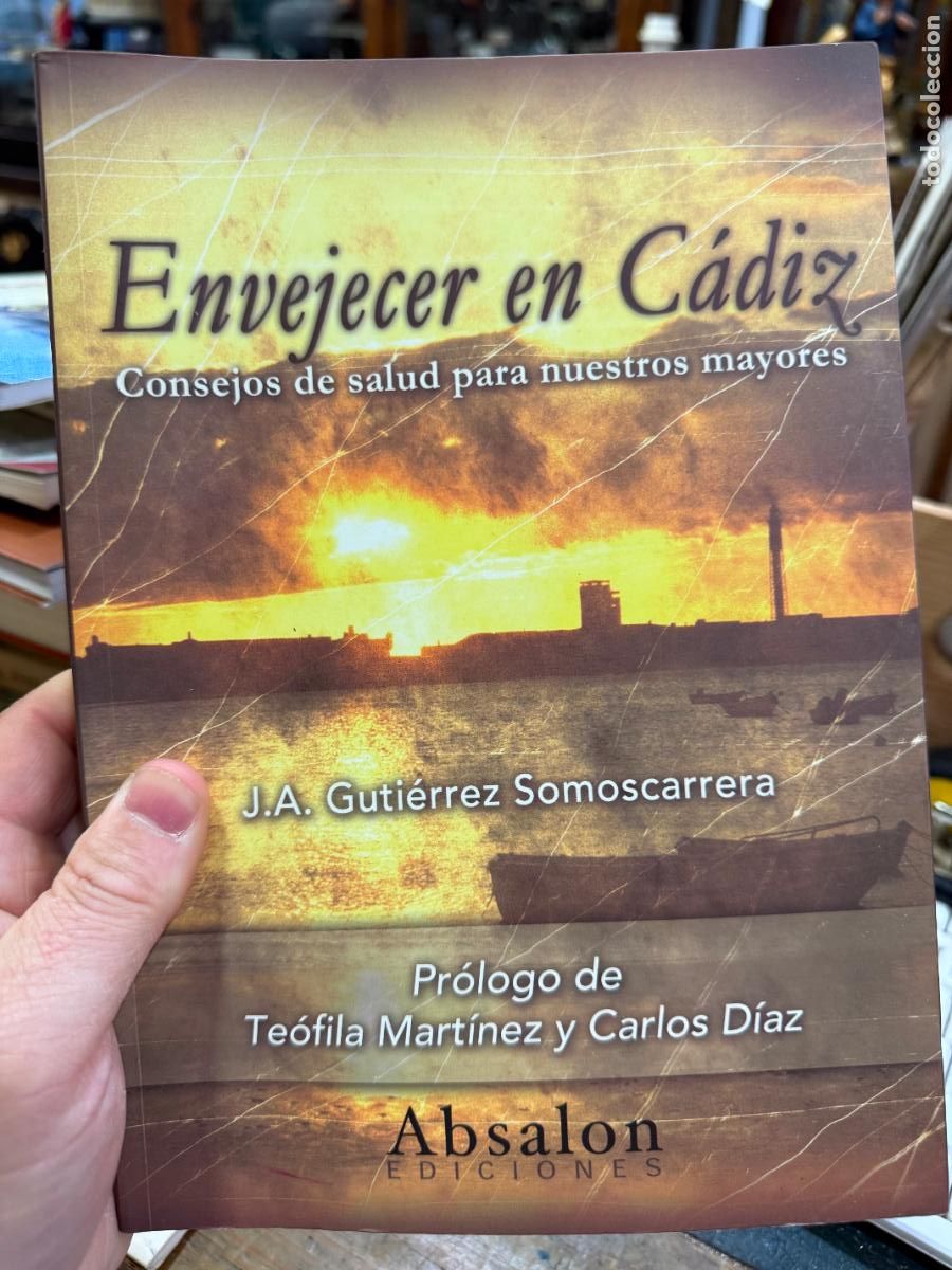 Libros de segunda mano: LIBRO ENVEJECER EN CADIZ - A&Ntilde;O 2009