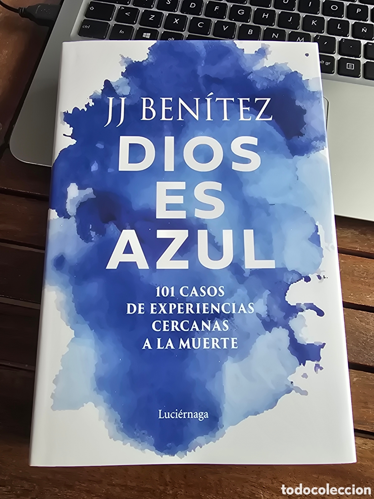 Libros de segunda mano: Dios es azul La muerte solo es abrir una puerta J J Ben&iacute;tez Editorial LUCIERNAGA 2026 Sociolog&iacute;a