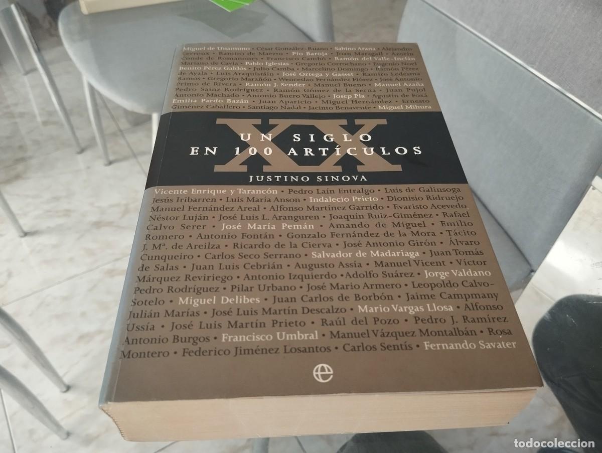 Libros de segunda mano: UN SIGLO EN 100 ART&Iacute;CULOS / JUSTINO SINOVA / LA ESFERA LITERARIA 1&ordf; EDICI&Oacute;N 2002