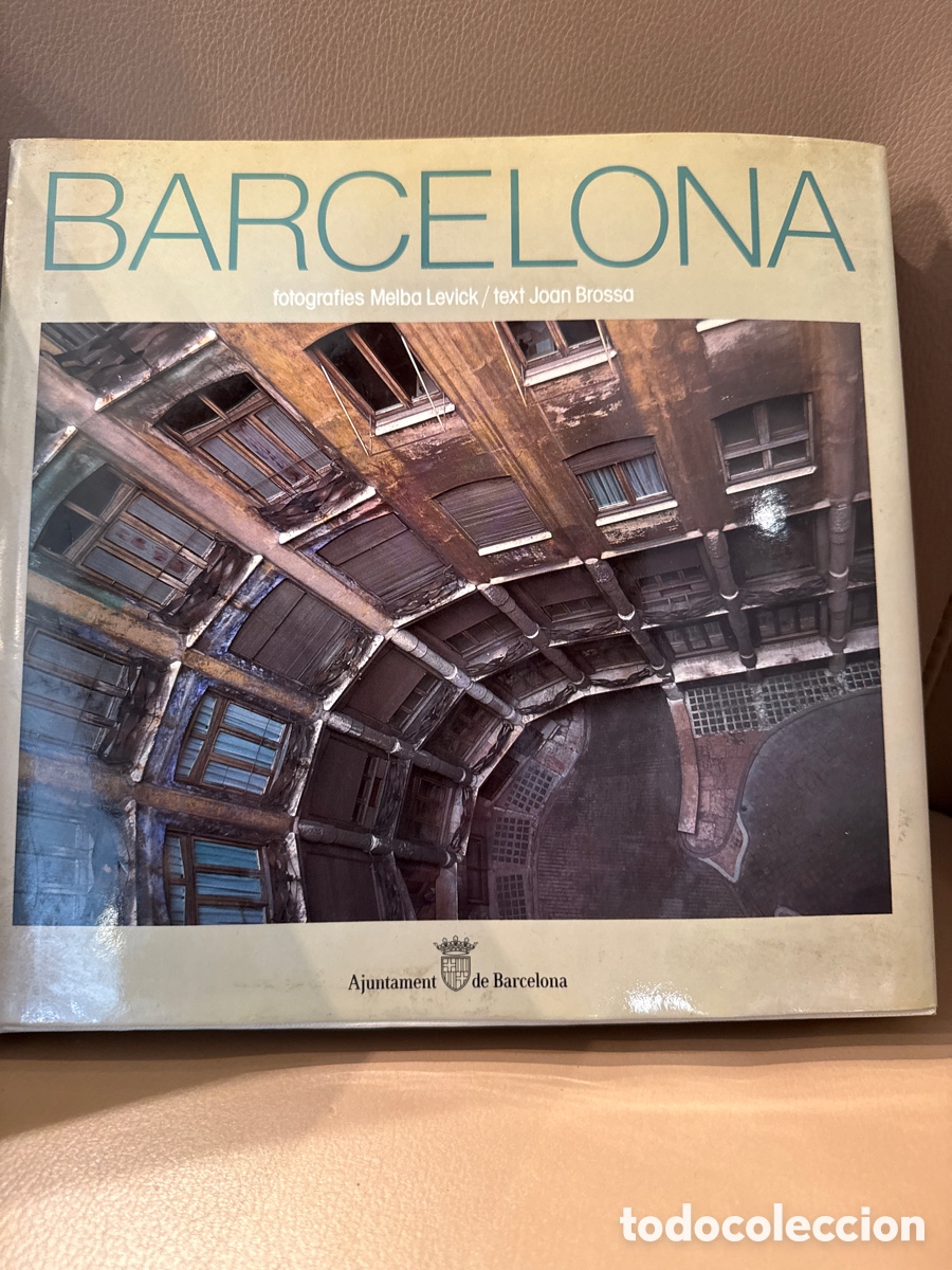 Libros de segunda mano: libro de fotograf&iacute;a &rdquo;Barcelona&rdquo;, con im&aacute;genes de Melba Levick y textos del poeta Joan Brossa.