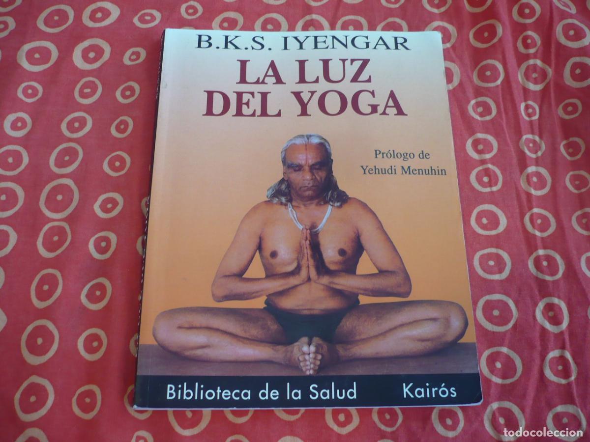 Libros de segunda mano: LA LUZ DEL YOGA ( IYENGAR ) 1997 57 ASANA POSTURAS PROLOGO YEHUDI MENUHIN SALUD KAIROS