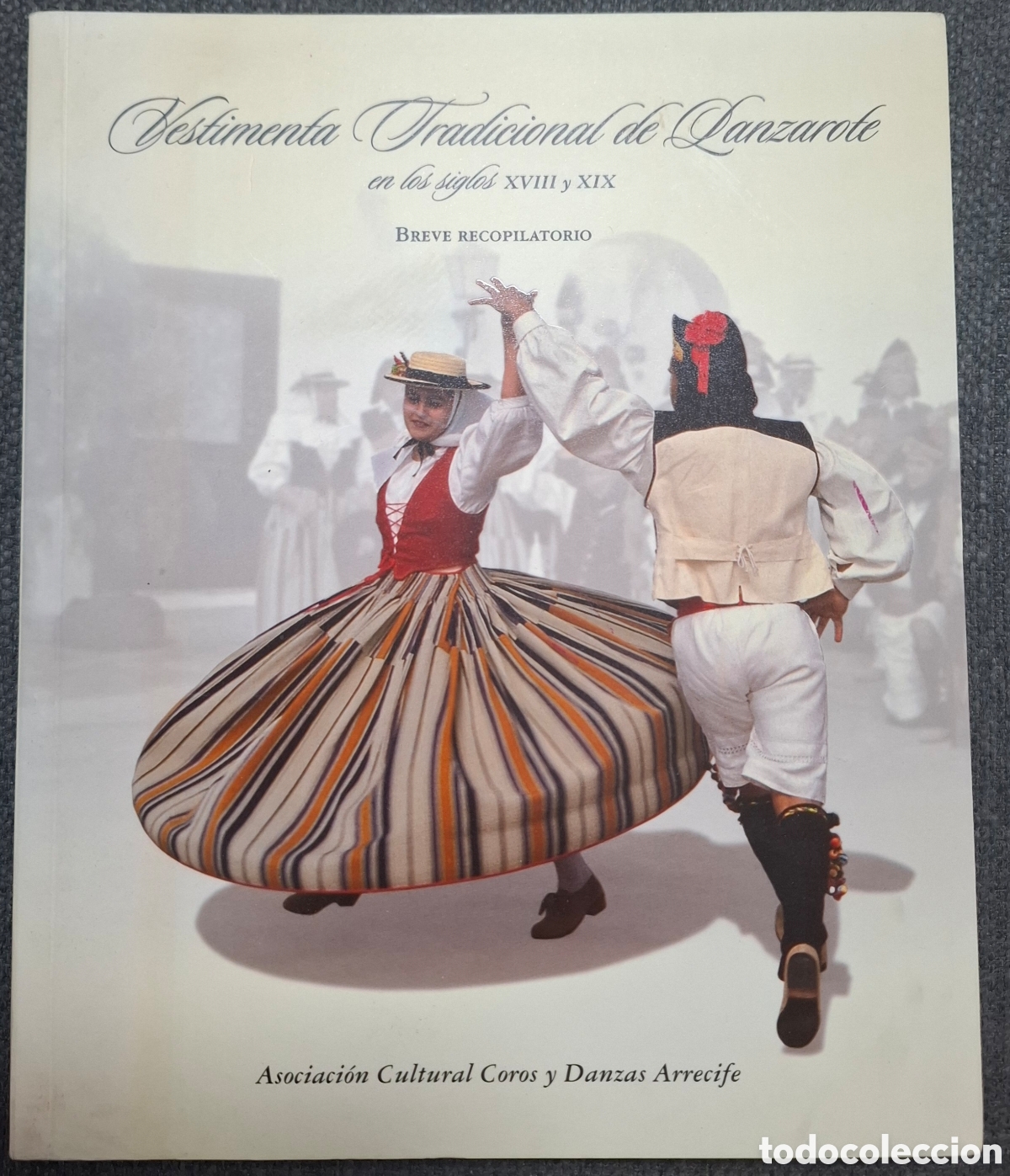 Libros de segunda mano: VESTIMENTA TRADICIONAL DE LANZAROTE. SIGLOS XVIII Y XIX. ARRECIFE CANARIAS