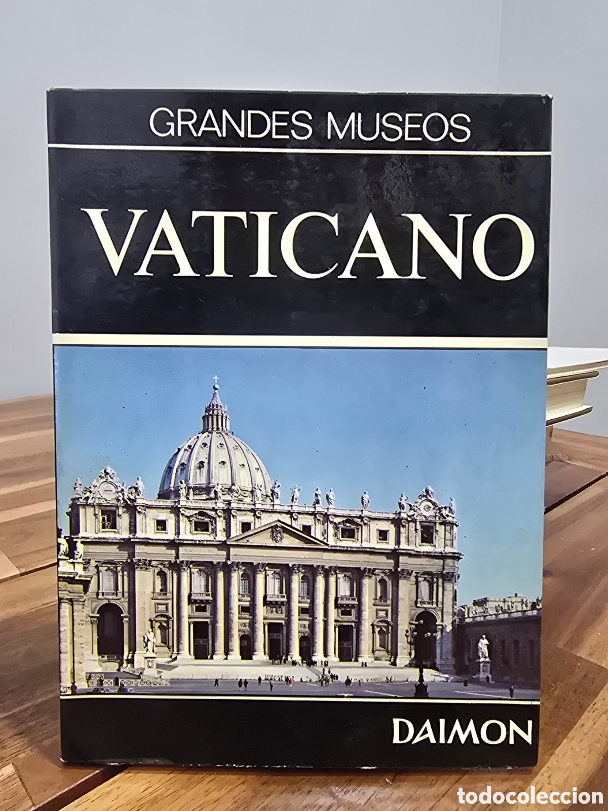 Libros de segunda mano: GRANDES MUSEOS Tesoros art&iacute;sticos del Vaticano DAIMON 1973 arte