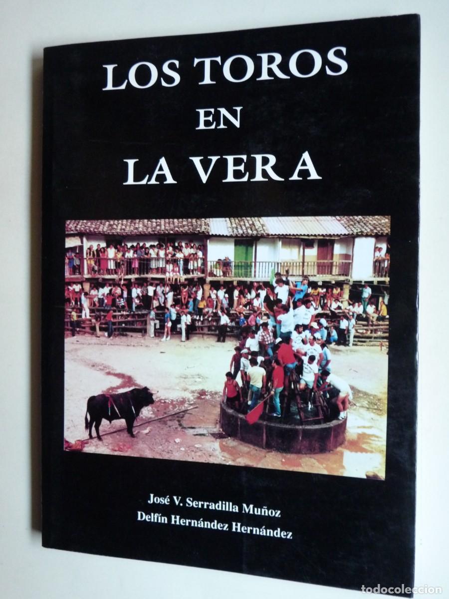 Libros de segunda mano: LOS TOROS EN LA VERA. SERRADILLA MU&Ntilde;OZ, Jos&eacute; V. / HERN&Aacute;NDEZ HERN&Aacute;NDEZ, Delf&iacute;n.