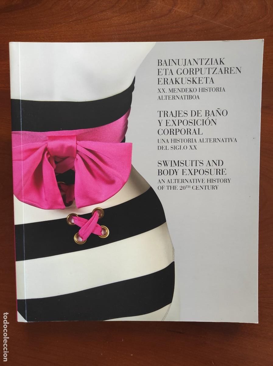Libros de segunda mano: TRAJES DE BA&Ntilde;O Y EXPOSICION CORPORAL UNA HISTORIA ALTERNATIVA DEL SIGLO XX - MUSEO BALENCIAGA 2012