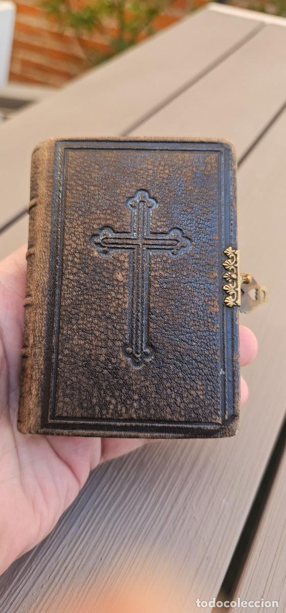 Libros de segunda mano: Muy bonito peque&ntilde;o misal cuero y bronce siglo XIX