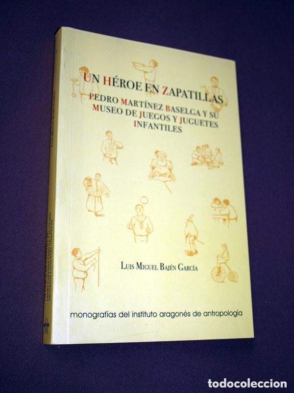Libros de segunda mano: UN H&Eacute;ROE EN ZAPATILLAS. PEDRO MART&Iacute;NEZ BASELGA Y SU MUSEO DE JUEGOS Y JUGUETES INFANTILES. BAJ&Eacute;N +++