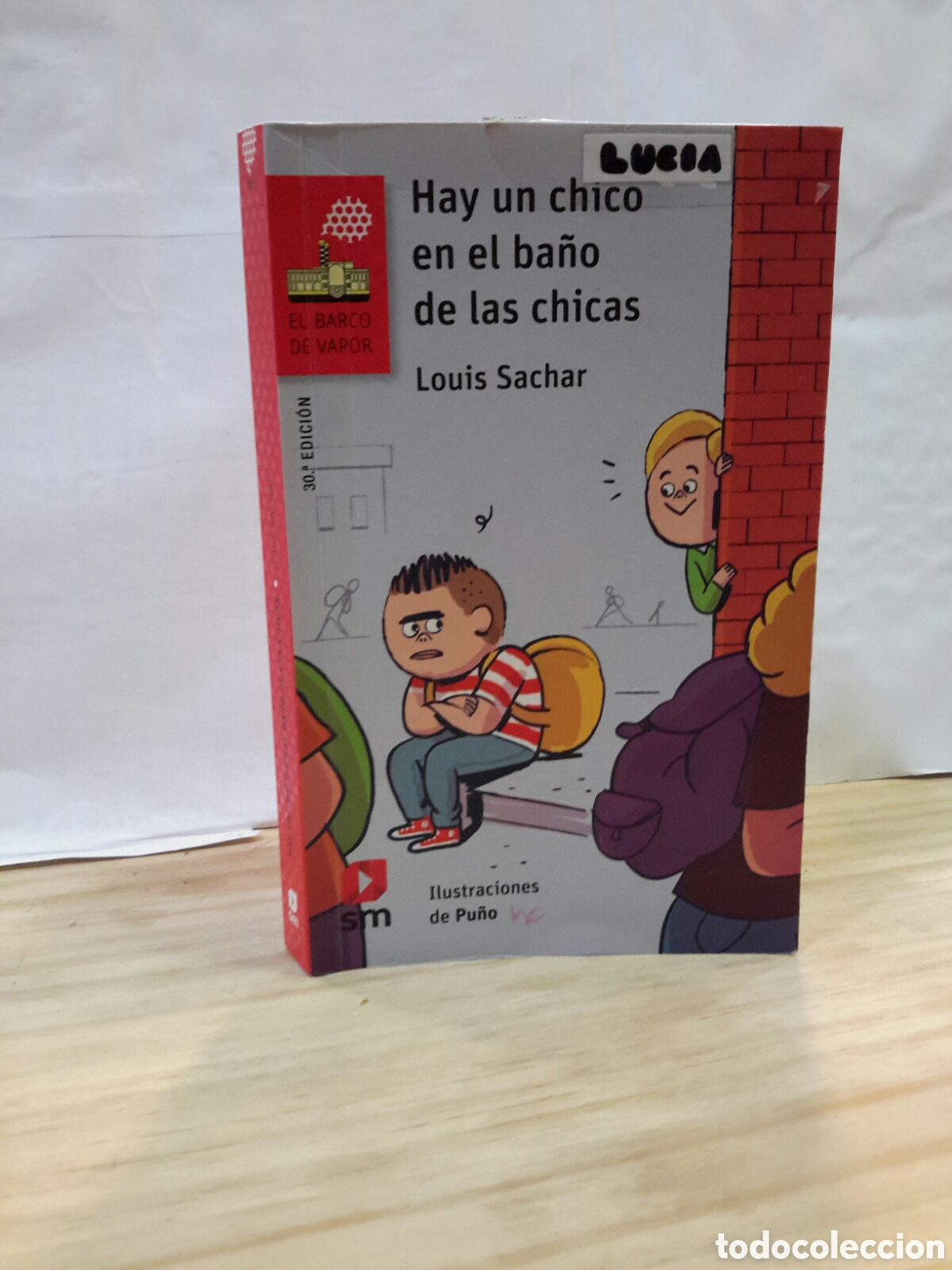 Second hand books: Hay un chico en el bano de las chicas