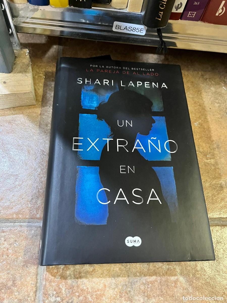 Libros de segunda mano: BLAS85E &ndash; Libro &ndash; Shari Lapena: Un extra&ntilde;o en casa. Suma. Thriller psicol&oacute;gico.
