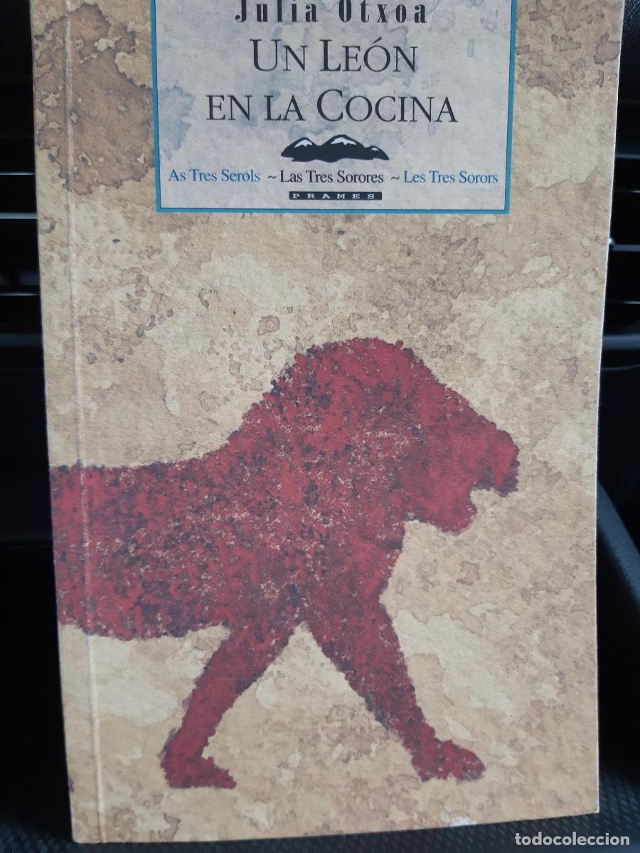 Libros de segunda mano: UN LEON EN LA COCINA, Julia Otxoa Prames 1999