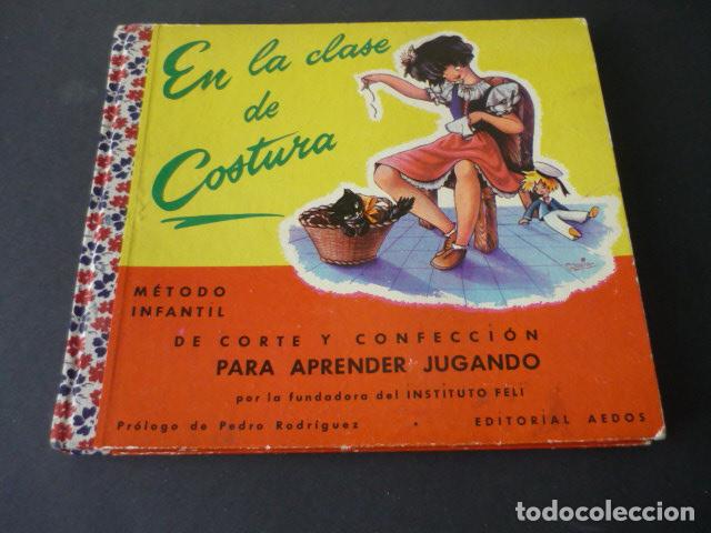 Libros de segunda mano: EN LA CLASE DE COSTURA LIBRO PARA APRENDER A COSER 1956