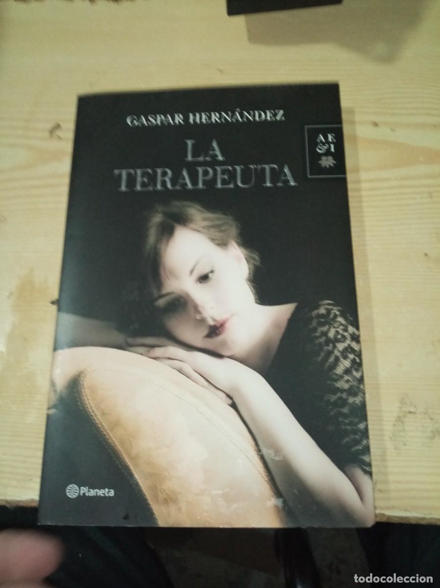 Libros de segunda mano: LA TERAPEUTA. GASPAR HERNANDEZ. PRIMERA EDICION 2014. EST17B4