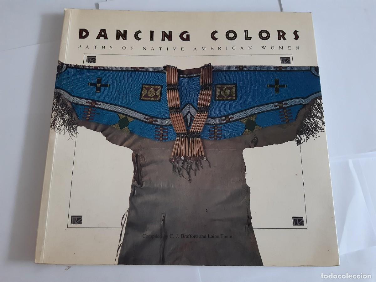 Libros de segunda mano: DANCING COLORS PATHS OF NATIVE AMERICAN WOMEN INDIOS AMERICANOS ROPA VESTIDOS
