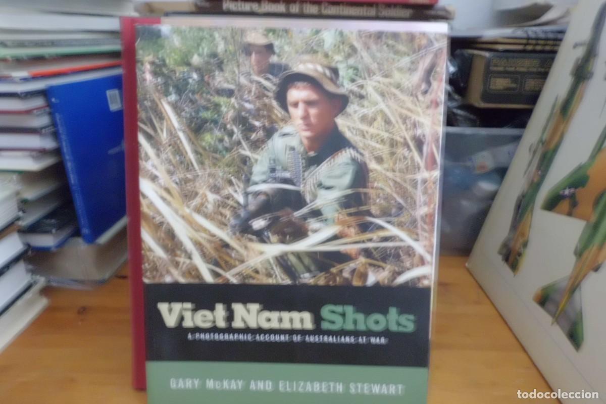 Libros de segunda mano: VIETNAM SHOTS A PHOTOGRAFHIC ACCOUNT OF AUSTRALIANS AF WAR