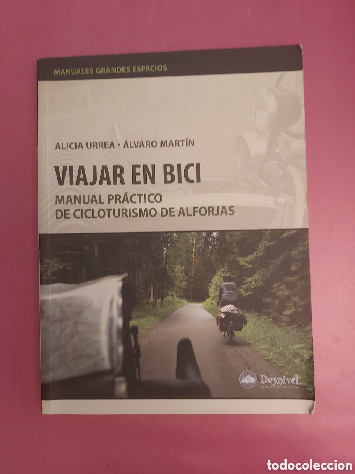Libros de segunda mano: VIAJAR EN BICI MANUAL PRACTICO DE CICLOTURISMO DE ALFORJAS ALICIA URREA ALVARO MARTIN DESNIVEL 2010