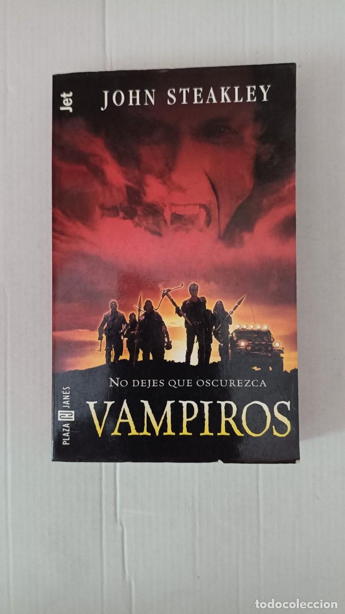 Libros de segunda mano: &rdquo;Vampiros&rdquo; (Vampires), escrita por el autor estadounidense John Steakley.