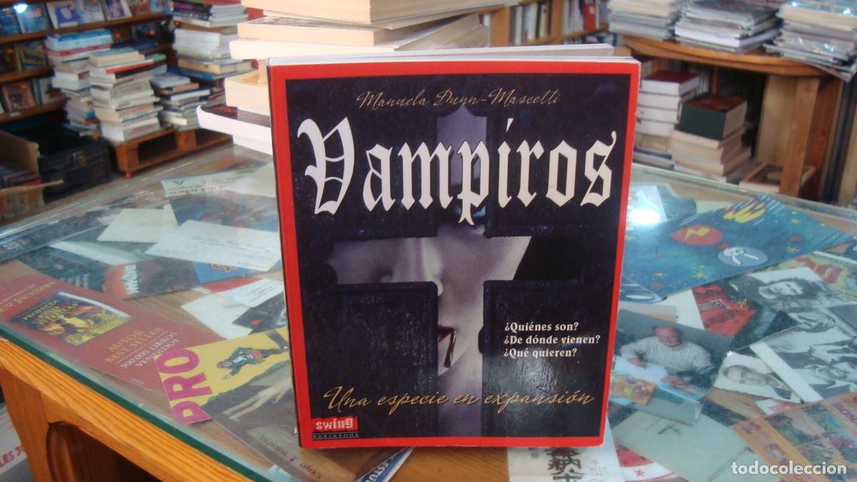 Libros de segunda mano: Vampiros. &iquest;Qui&eacute;nes son? &iquest;De d&oacute;nde vienen? &iquest;Qu&eacute; quieren? / Manuela Dunn-Mascetti