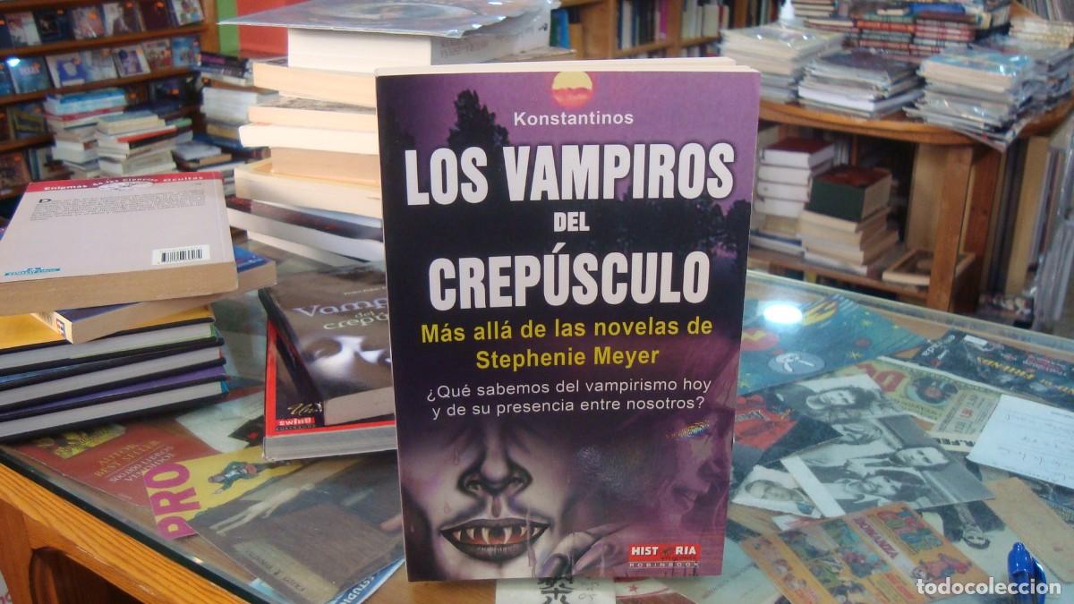 Libros de segunda mano: LOS VAMPIROS DEL CREP&Uacute;SCULO. M&Aacute;S ALL&Aacute; DE LAS NOVELAS DE STEPHENIE MEYERS (Konstantinos) 2009.