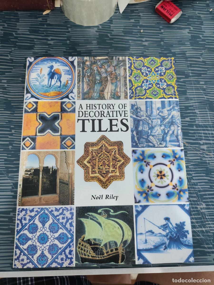 Libri di seconda mano: A HISTORY DECORATIVE TILES,NOEL RILEY,1997,128 P&Aacute;GINAS.