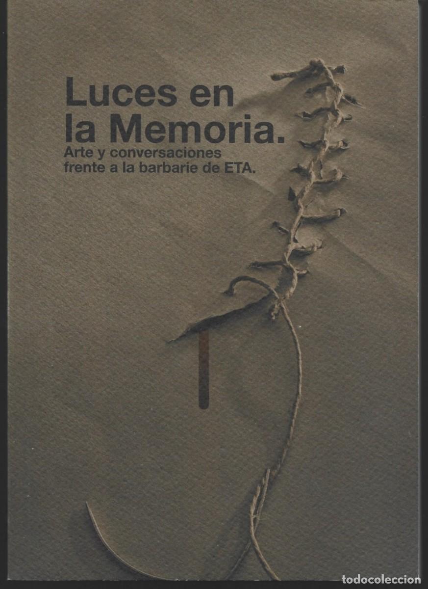 Libros de segunda mano: LUCES EN LA MEMORIA. Arte y conversaciones frente a la barbarie de ETA. (Cat&aacute;logo. 2018)