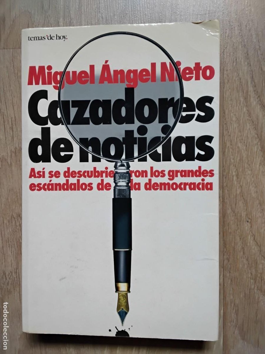 Libros de segunda mano: CAZADORES DE NOTICIAS. ESC&Aacute;NDALOS DE LA DEMOCRACIA. MIGUEL &Aacute;NGEL NIETO. TEMAS DE HOY. 1997