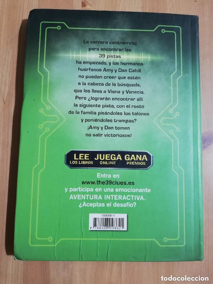 Libros de segunda mano: UNA NOTA FALSA (GORDON KORMAN) THE 39 CLUES - Foto 2