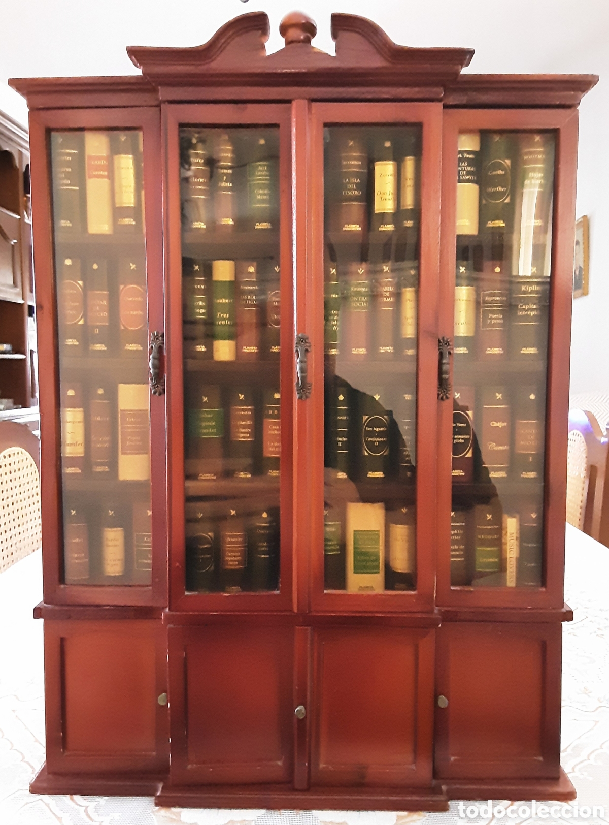 Libros de segunda mano: Armario expositor de mini-libros de la colecci&oacute;n Planeta de Agostini.