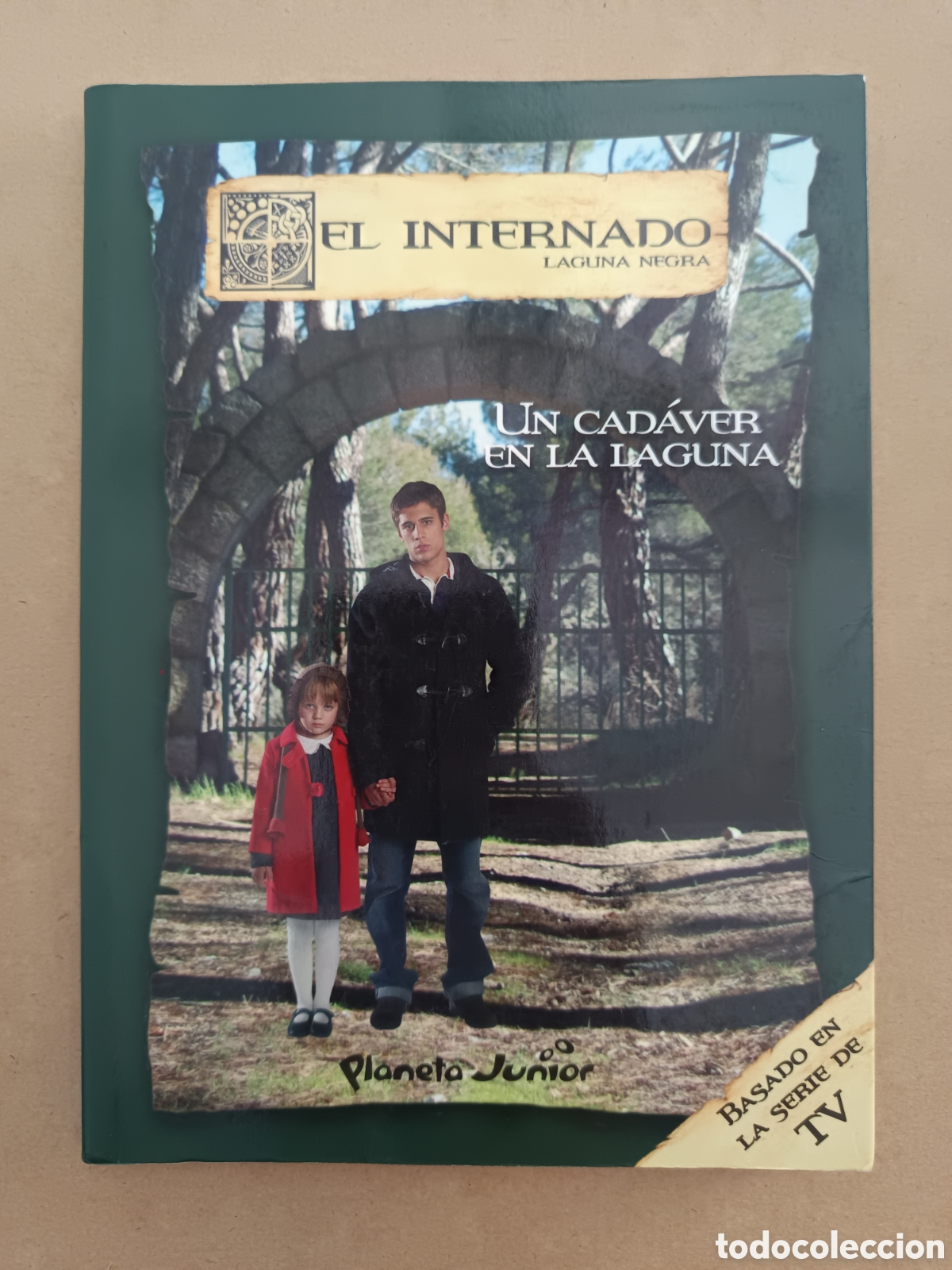 Libros de segunda mano: {&deg;_&deg;} El Internado/Laguna Negra n&deg;2: Un Cad&aacute;ver en la Laguna (Planeta Junior/Globomedia, 2007).
